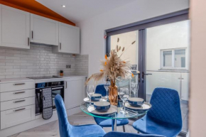 Seaside Escape l Steps from Brighton Beach l Balcony l 1BD